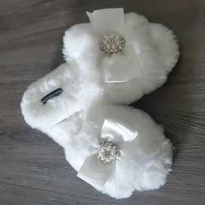 Pretty You London ivory slippers with bow and bling broach, Sz M 6.5 - 7.5
